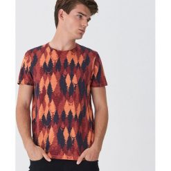 T-shirt z nadrukiem all over - Żółty. Żółte t-shirty męskie House, s, z nadrukiem, bez kołnierzyka. Za 49,99 zł.