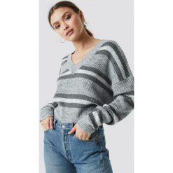 NA-KD Sweter w paski - Grey. Szare swetry damskie NA-KD, w paski, z dzianiny, z długim rękawem, długie, bez kaptura. Za 121,95 zł.