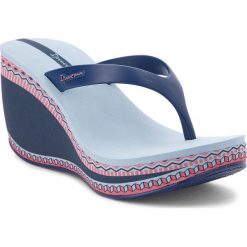 Japonki IPANEMA - Lipstick Thong VI Fem 82286 Blue/Blue 20764. Niebieskie klapki damskie marki Ipanema, bez wzorów, z tworzywa sztucznego, bez obcasa, na obcasie. W wyprzedaży za 119,00 zł.