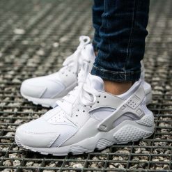 Buty Nike Huarache Run (GS) "White" (654275-110). Białe buty sportowe dziewczęce marki Nike, ze skóry, nike huarache. Za 303,99 zł.