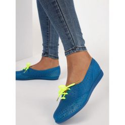 Niebieskie Klapki Larairah. Niebieskie klapki damskie Born2be, bez wzorów, bez obcasa. Za 19,99 zł.