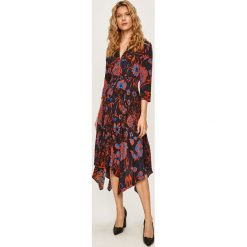 Desigual - Sukienka. Sukienki damskie Desigual, na co dzień, w kwiaty, z wiskozy, casualowe, z asymetrycznym kołnierzem, z krótkim rękawem, krótkie, midi, asymetryczne. Za 649,90 zł.