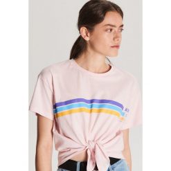 Bluzka z wiązaniem - Różowy. Różowe bluzki damskie Cropp, s, bez wzorów, bez kołnierzyka, bez rękawów. W wyprzedaży za 14,99 zł.
