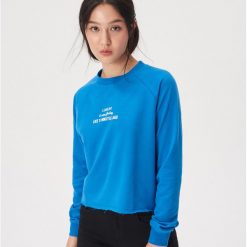 Krótka bluza z napisem - Niebieski. Niebieskie bluzy damskie Sinsay, s, z napisami, z krótkim rękawem, krótkie, bez kaptura. Za 29,99 zł.