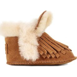 Skórzane buty "Darlara Erin" w kolorze brązowym do raczkowania. Pomarańczowe buciki niemowlęce Ugg, ze skóry, z okrągłym noskiem, bez zapięcia. W wyprzedaży za 149,95 zł.
