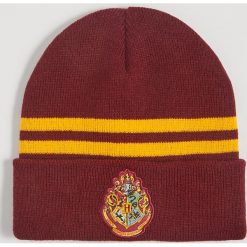 Czapka beanie Harry Potter - Bordowy. Czerwone czapki damskie Sinsay, bez wzorów. Za 24,99 zł.