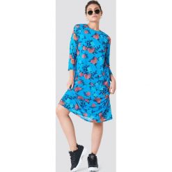 NA-KD Siateczkowa sukienka do kolan - Blue,Multicolor. Niebieskie sukienki damskie marki NA-KD, na co dzień, bez wzorów, z okrągłym kołnierzem, bez rękawów, midi, proste. W wyprzedaży za 48,58 zł.