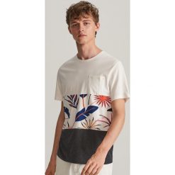 T-shirt z kieszenią - Kremowy. Białe t-shirty męskie Reserved, s, bez wzorów, bez kołnierzyka. Za 49,99 zł.