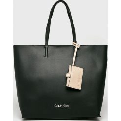 Calvin Klein - Torebka. Czarne torebki klasyczne damskie marki Calvin Klein, ze skóry ekologicznej, na ramię, duże. Za 649,90 zł.