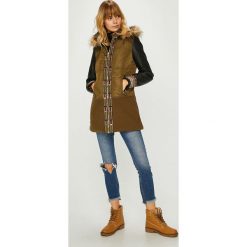 Desigual - Kurtka. Pomarańczowe kurtki damskie Desigual, z haftami, z poliesteru, długie. W wyprzedaży za 499,90 zł.