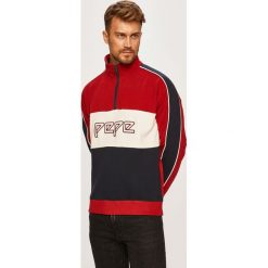 Pepe Jeans - Bluza Logannne. Czerwone bluzy męskie Pepe Jeans, s, z aplikacjami, z bawełny, z kapturem, z krótkim rękawem, krótkie, bez kaptura. W wyprzedaży za 239,90 zł.