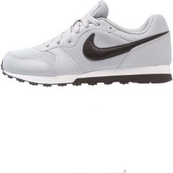 Nike Sportswear RUNNER Tenisówki i Trampki wolf grey/black/white. Szare trampki dziewczęce Nike Sportswear, ze skóry. Za 189,00 zł.
