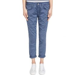 Spodnie chino w kolorze niebieskim. Niebieskie chinosy damskie Oui, w paski. W wyprzedaży za 171,95 zł.