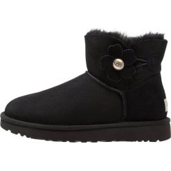 Buty zimowe damskie: UGG MINI BAILEY BUTTON POPPY Botki poppy black