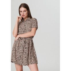 Koszulowa sukienka z wiskozy - Beżowy. Brązowe sukienki damskie Cropp, s, bez wzorów, z wiskozy, z koszulowym kołnierzykiem, bez rękawów, koszulowe. W wyprzedaży za 55,99 zł.