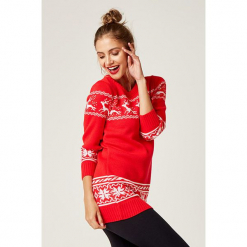 Sweter w kolorze czerwonym. Czerwone swetry klasyczne damskie marki SCUI, z okrągłym kołnierzem. W wyprzedaży za 139,95 zł.