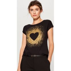 Bawełniana koszulka z nadrukiem - Czarny. Czarne t-shirty damskie marki Mohito, l, z nadrukiem, z bawełny. Za 39,99 zł.