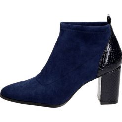 Granatowe botki, buty damskie S.BARSKI L50. Niebieskie botki damskie S.barski, klasyczne, na wysokim obcasie, bez zapięcia. W wyprzedaży za 129,00 zł.