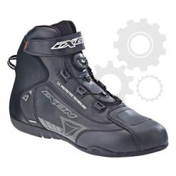 Buty turystyczne SOLDIER IXON kolor czarny, rozmiar 44. Czarne buty sportowe męskie IXON, z gumy, z paskami, do biegania. W wyprzedaży za 439,00 zł.