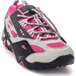 Buty "Bonobo" w kolorze różowo-jasnoszarym do biegania. Szare buty dziewczęce sportowe Kimberfeel, bez wzorów, bez zapięcia. W wyprzedaży za 129,95 zł.