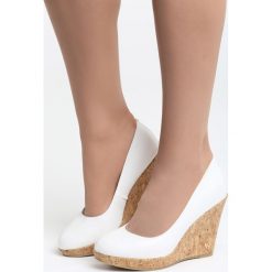 Białe Koturny Gotta Have it. Białe buty ślubne damskie marki Born2be, z okrągłym noskiem, na wysokim obcasie, na koturnie. Za 89,99 zł.