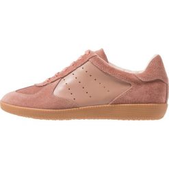 Shoe The Bear LI LACE UP Sneakersy niskie deep blush. Różowe trampki i tenisówki damskie marki Shoe The Bear, ze skóry. Za 379,00 zł.