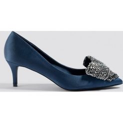 NA-KD Shoes Satynowe czółenka ze zdobieniem - Blue. Niebieskie czółenka z kokardą marki NA-KD Shoes, z satyny, na niskim obcasie, na obcasie. W wyprzedaży za 80,97 zł.