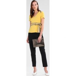 Bluzki asymetryczne: Karen Millen SPLICED STRIPE COLLECTION Bluzka mustard