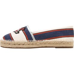 KARL LAGERFELD KAMINI CAPTAIN SLIP ON Espadryle navy/white. Niebieskie espadryle damskie KARL LAGERFELD, bez wzorów, ze skóry, bez obcasa. W wyprzedaży za 412,30 zł.