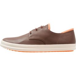 Camper CHASIS Sneakersy niskie medium brown. Pomarańczowe sneakersy męskie marki Camper, bez wzorów, ze skóry, bez zapięcia. W wyprzedaży za 344,25 zł.