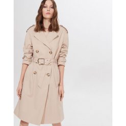 Bawełniany trencz Eco Aware - Beżowy. Brązowe płaszcze damskie Mohito, bez wzorów, z bawełny. Za 279,99 zł.