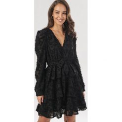 Czarna Sukienka Alcinne. Czarne sukienki damskie Born2be, s, bez wzorów, bez kołnierzyka, bez rękawów, mini. Za 149,99 zł.