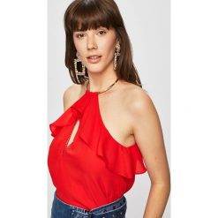 Marciano Guess - Top. Czerwone bluzki damskie MARCIANO GUESS, z aplikacjami, z poliesteru, bez kołnierzyka. W wyprzedaży za 219,90 zł.