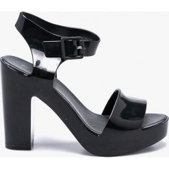 Melissa - Sandały Mar. Czarne sandały damskie Melissa, z materiału, z okrągłym noskiem, na klamry. W wyprzedaży za 259,90 zł.