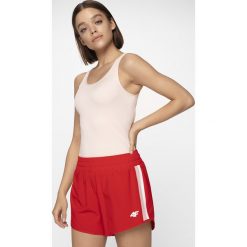 Top damski TSD301 - jasny róż. Różowe topy damskie 4f, bez wzorów, z materiału, bez kołnierzyka. Za 29,99 zł.