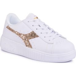 Sneakersy DIADORA - Game Step Gs 101.175083 01 C5363 White/Rich Gold. Białe półbuty damskie Diadora, ze skóry ekologicznej. Za 169,00 zł.