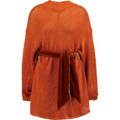 Free People Sweter cognac. Pomarańczowe bluzy damskie marki Free People, bez wzorów, z wiskozy, bez rękawów, bez kaptura. W wyprzedaży za 375,60 zł.