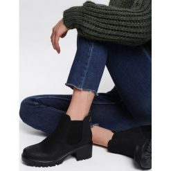 Czarne Nubukowe Botki Feramo. Czarne botki damskie Renee, ze skóry, bez obcasa, na obcasie, na zamek. Za 129,99 zł.