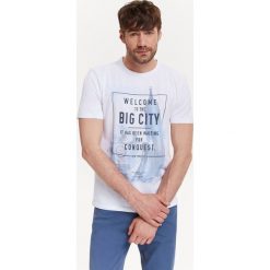 T-shirt męski z nadrukiem i podwiniętymi rękawami. Białe t-shirty męskie na jesień, xl, z nadrukiem, z tkaniny, klasyczne, krótkie. Za 29,99 zł.