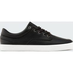 Czarne tenisówki z wyściółką. Czarne buty sportowe męskie marki Pull&Bear, bez wzorów, sportowe, bez zapięcia. Za 139,00 zł.