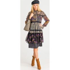 SUKIENKA TWINSET. Czarne sukienki damskie Twinset, na co dzień, w koronkowe wzory, z materiału, z okrągłym kołnierzem, bez rękawów, mini, proste. Za 969,00 zł.