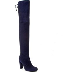 Muszkieterki STUART WEITZMAN - Highland Nice Blue Suede. Niebieskie kozaki damskie marki Stuart Weitzman, ze skóry, przed kolano, na wysokim obcasie, bez zapięcia. W wyprzedaży za 1829,00 zł.