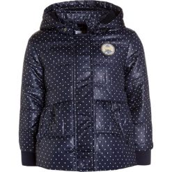 Blue Seven MINI Kurtka zimowa dunkelblau. Niebieskie kurtki dziewczęce przeciwdeszczowe Blue Seven, na zimę, z materiału. Za 169,00 zł.