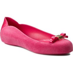 Baleriny MELISSA - Pump It Flocked Ad 31912 Pink 01148. Czerwone baleriny damskie lakierowane Melissa, z tworzywa sztucznego. W wyprzedaży za 249,00 zł.