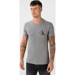 Calvin Klein Koszulka Szary. Szare podkoszulki męskie Calvin Klein, xl, z haftami, z bawełny, z krótkim rękawem. Za 204,95 zł.