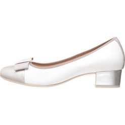 Buty ślubne damskie: Skórzane czółenka w kolorze białym
