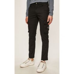 Calvin Klein Jeans - Spodnie. Zielone spodnie męskie Calvin Klein Jeans, bez wzorów, z elastanu. W wyprzedaży za 359,90 zł.