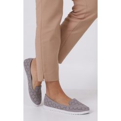 Szare Półbuty Slip On Ażurowe Casu Da19X2/g. Szare półbuty damskie Casu, bez wzorów, bez obcasa, bez zapięcia. W wyprzedaży za 39,99 zł.