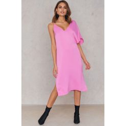 Sukienki: NA-KD Sukienka midi z asymetrycznymi ramionami – Pink