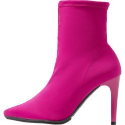 LAB Botki na obcasie fucsia. Czarne botki damskie na obcasie marki LAB, z materiału, klasyczne. Za 359,00 zł.